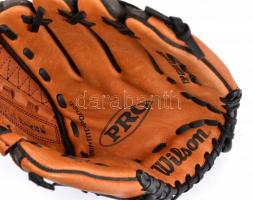 Wilson márkájú bőr baseball kesztyű és labda, enyhén kopottas állapotban, labdán írás található