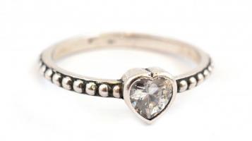 Ezüst(Ag) gyűrű, szív alakú kővel, jelzett, méret: 57, bruttó: 1,94 g