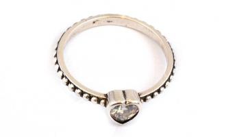 Ezüst(Ag) gyűrű, szív alakú kővel, jelzett, méret: 57, bruttó: 1,94 g