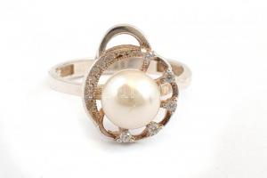 Ezüst(Ag) gyűrű, gyöngyös díszítéssel, jelzett, méret: 57, bruttó: 3,3 g