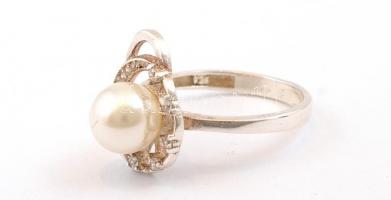 Ezüst(Ag) gyűrű, gyöngyös díszítéssel, jelzett, méret: 57, bruttó: 3,3 g