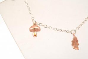 Ezüst(Ag) karkötő, charmokkal, jelzett, h: 18 cm, bruttó: 5,7 g