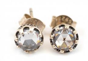 Ezüst(Ag) köves fülbevalópár, Pandora jelzéssel, d: 0,5 c, bruttó: 1,2 g