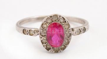 Ezüst(Ag) gyűrű, rubinszínű kővel, jelzett, méret: 50, bruttó: 1,1 g