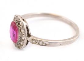 Ezüst(Ag) gyűrű, rubinszínű kővel, jelzett, méret: 50, bruttó: 1,1 g