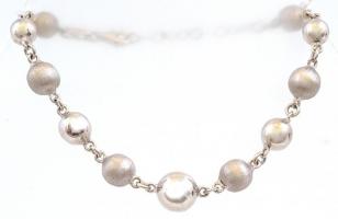 Ezüst(Ag) gyöngyös karkötő, jelzett, h: 20,5 cm, nettó: 9,9 g