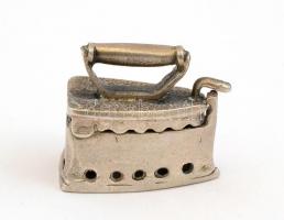 Ezüst(Ag) miniatűr vasaló, jelzés nélkül, 3×2,5 cm, nettó: 15,7 g