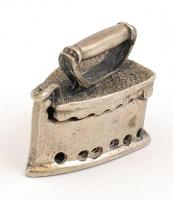Ezüst(Ag) miniatűr vasaló, jelzés nélkül, 3×2,5 cm, nettó: 15,7 g
