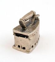 Ezüst(Ag) miniatűr vasaló, jelzés nélkül, 3×2,5 cm, nettó: 15,7 g