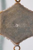 Ezüst(Ag) kövekkel kirakott medál, gumírozott gyöngy karkötővel, jelzett, bruttó: 12 g