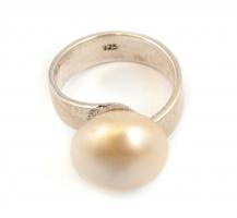 Ezüst(Ag) gyűrű gyönggyel, jelzett, méret: 54, bruttó: 5,7 g