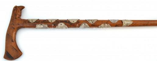 cca 1940 Turistabot régi botjelvényekkel: 10 db: Erdély, Kolozsvár, Zombor, stb 85 cm