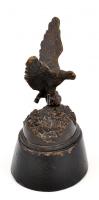 Jelzés nélkül: Bronz turul madár fa talapzaton.  24 cm