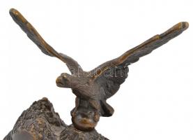 Jelzés nélkül: Bronz turul madár fa talapzaton.  24 cm