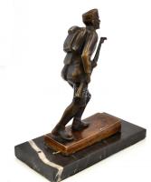 Jelzés nélkül: I. világháborús katona bronz szobra, márvány talapzaton. Lejár a talapzatról 27 cm