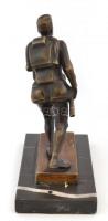 Jelzés nélkül: I. világháborús katona bronz szobra, márvány talapzaton. Lejár a talapzatról 27 cm
