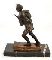 Jelzés nélkül: I. világháborús katona bronz szobra, márvány talapzaton. Lejár a talapzatról 27 cm