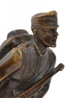 Jelzés nélkül: I. világháborús katona bronz szobra, márvány talapzaton. Lejár a talapzatról 27 cm