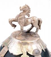 Sárkánymintás zöld gömb, fém lófigurával a tetején, alján jelzéssel m: 6 cm