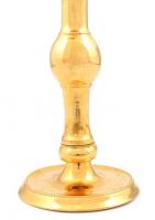 Aranyozott réz gyertyatartó, kopottas állapotban, m: 22,5 cm
