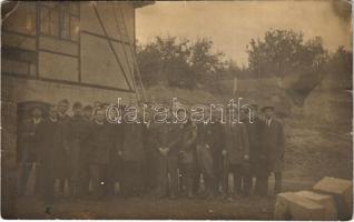 1923 Sopron, Brennbergbánya, leventék és diákok az Ilona akna felvonója előtt. photo (EK)