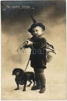 Na warte Junge / Child with dachshund dog and rifle, dressed as a hunter