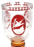 XIX. sz. vége: Rubinvörös és sárga, vadász serleg, madarak, szarvas ábrázolásával. Többrétegű, kézze...