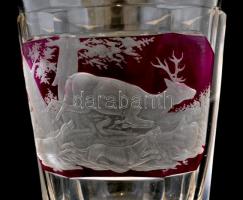 XIX. sz. vége: Vadász motívumos üveg pohár. Többrétegű, kézzel festett, kis lepattanásokkal 13 cm / ...