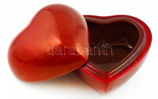 Zsolnay szív alakú porcelán dobozka, kézzel festett, kopásnyomokkal, jelzett, 7x7 cm, m: 5 cm