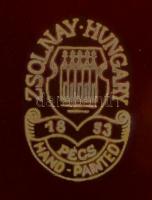 Zsolnay szív alakú porcelán dobozka, kézzel festett, kopásnyomokkal, jelzett, 7x7 cm, m: 5 cm