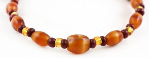 Barna gyöngyös lánc damilon, h: 55 cm