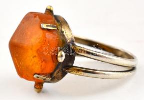 Ezüst (Ag) gyűrű borostyán kővel, jelzett, méret: 57 bruttó: 3,47 g