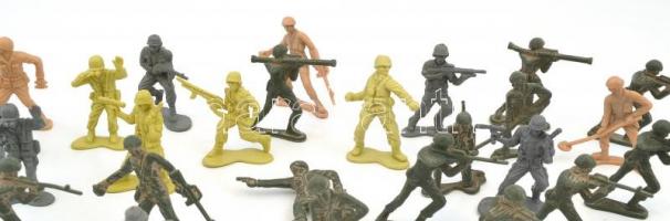 36 db műanyag játékkatona