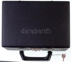 Érmetartó bőrönd, benne érmetartó tálcák 6x12db nagyobb méretű érme számára, használt, szép állapotb...