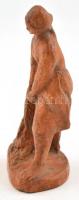 NS jelzéssel: Cipekedő nő, égetett cserép, kis kopásnyomokkal, m: 10,5 cm