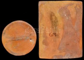 GM jelzéssel: Anya gyermekével, 2 db kerámia kisplasztika, kis kopásnyomokkal, d: 7,5 cm, 12×9,5 cm