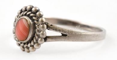 Ezüst(Ag) gyűrű korallszínű kővel, jelzett, méret: 54, bruttó: 1,6 g