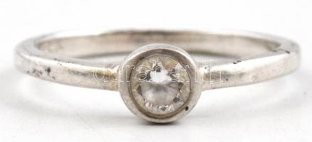 Ezüst(Ag) gyűrű, cirkónia díszítéssel, jelzett, méret: 53, bruttó: 1,7 g