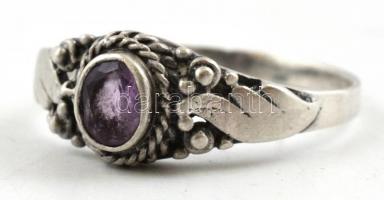 Ezüst(Ag) gyűrű, ametiszt díszítéssel, jelzett, méret: 56, bruttó: 2,5 g