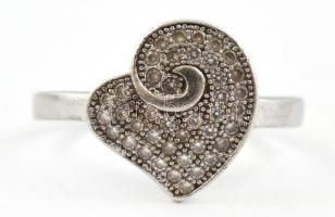 Ezüst(Ag) szívecskés gyűrű, jelzett, méret: 54, bruttó: 2,7 g