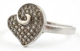 Ezüst(Ag) szívecskés gyűrű, jelzett, méret: 54, bruttó: 2,7 g
