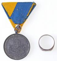 1941. "Délvidéki Emlékérem" cink emlékérem mellszalaggal. Szign.: BERÁN L. + 1939-1942. Fé...