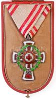 1914. A Vörös Kereszt II. Osztályú Díszjelvénye hadidíszítménnyel Ag, zománcozott kitüntetés mellszalagon, eredeti, rendkívül jó állapotban lévő BACHBUCH A. - CS. ÉS KIR. UDVARI ÉKSZERÉSZ tokban T:1- zománchiba  Hungary 1914. Red Cross, Badge of Honour, 2nd Class, with a war decoration Ag decoration on ribbon, in original BACHBUCH A. - CS. ÉS KIR. UDVARI ÉKSZERÉSZ case C:AU enamell error NMK 283.
