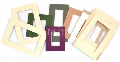 cca 70 db kisebb méretű paszpartu, 5,2x6 és 22,5x28,5 cm közötti méretben, karton, többségében újsze...