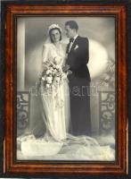 Díszes, régebbi, enyhén sérült üvegezett képkeret, látható méret: 27x39 cm