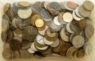 1kg vegyes fémpénz, egész világ, régi és új, benne Weimari Köztársaság