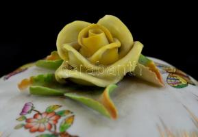 Herendi Viktória mintás rózsás porcelán bonbonier, kézzel festett, jelzett, apró lepattanásokkal, d:...