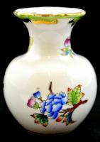 Herendi Viktória mintás porcelán váza, kézzel festett, jelzett, kopásnyomokkal, m: 6,5 cm