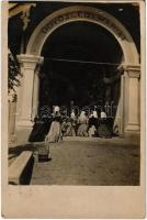 1912 Sárvár, Csényeújmajor, Újmajor; Üdvözlégy Mária kápolna, imádkozó asszonyok. photo