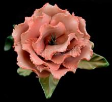 Ens porcelán bazsarózsa, kézzel festett, jelzett, apró lepattanással, 10×7 cm